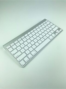 Apple Original Magic Wireless Keyboard (Model A1314) Bluetooth Silver White NWOT